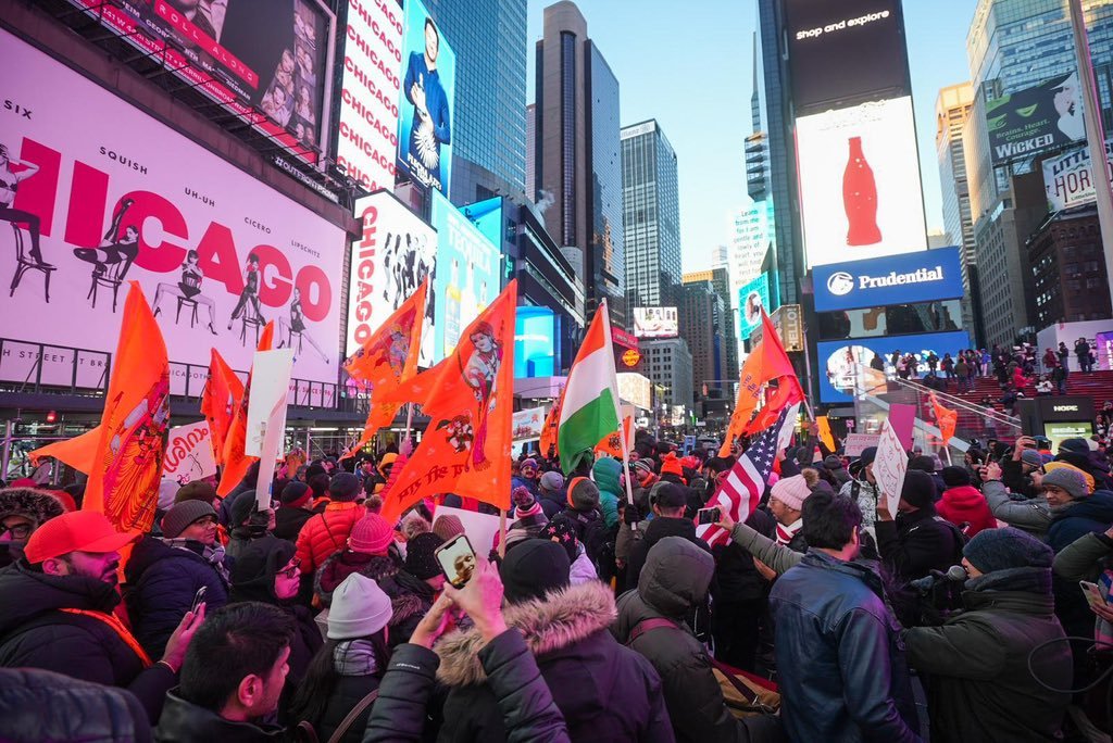 Ram Mandir: अमेरिका में जश्न का माहौल, ढोल नगाड़ों से गूंजा न्यूयार्क का Times Square; बांटे गए लड्डू