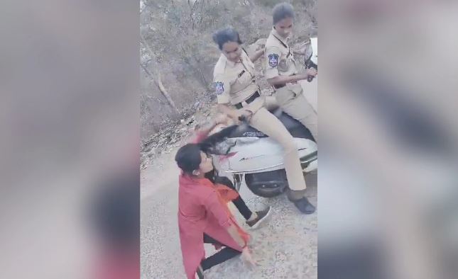 Telangana News: तेलंगाना पुलिस ने विरोध कर रहे छात्र को बाल पकड़कर घसीटा, देखें वीडियों