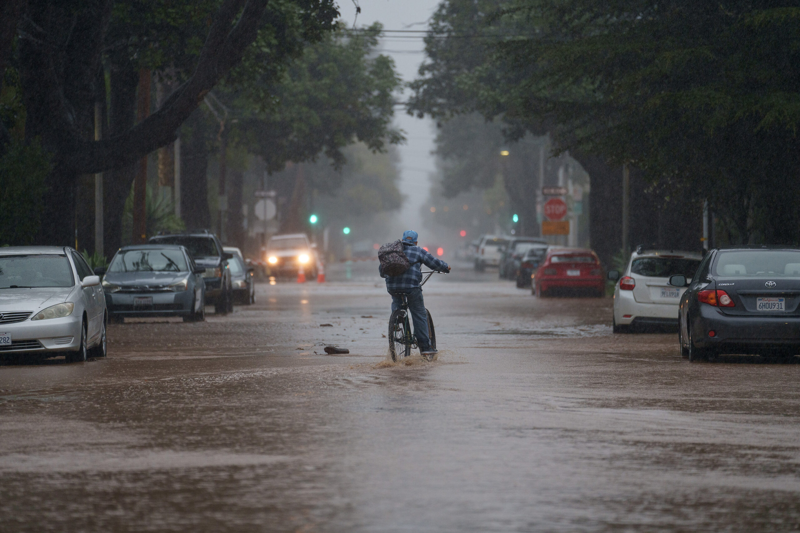 California Storm: अमेरिका के कैलिफोर्निया में बाढ़ और भूस्खलन से भारी तबाही, करोड़ों लोगों का जीवन हुआ बाधित