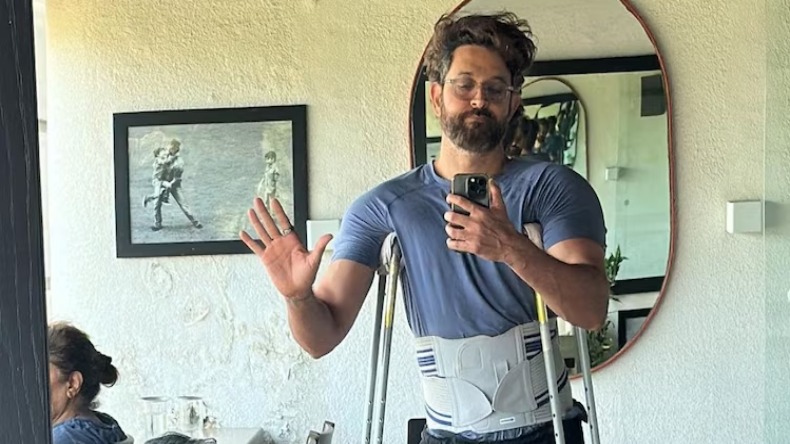 Hrithik Roshan On Crutches: ऋतिक रोशन ने बैसाखी के साथ शेयर की तस्वीर, कैप्शन में लिखा ये बात