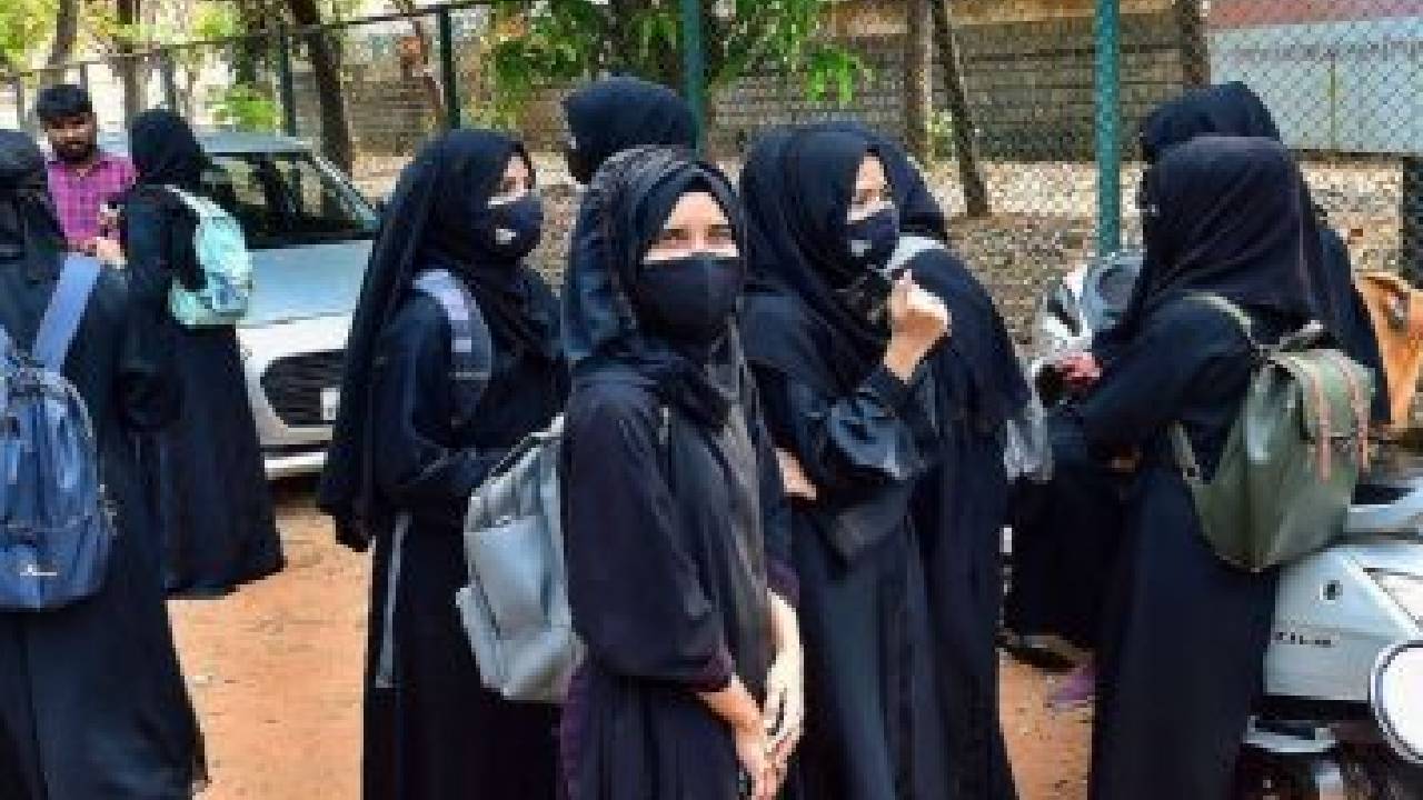 Hijab Banned: इस मुस्लिम देश के स्कूलों में हिजाब लगाने पर रोक, जानें क्या है वजह