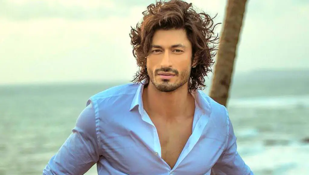 भरी ट्रेन पर दौड़ते नजर आए Vidyut Jammwal, चलती ट्रेन से कूदकर खतरनाक स्टंट कर फैंस को किया हैरान