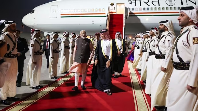 PM Modi Visit Qatar: नौसेना के 8  पूर्व कर्मियों की रिहाई के बाद पीएम मोदी पहुंचे कतर, करेंगे द्विपक्षीय वार्ता