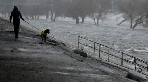 California Floods: बारिश और बाढ़ से जूझ रहा है कैलिफोर्निया, लाखों लोगों की बिजली गुल