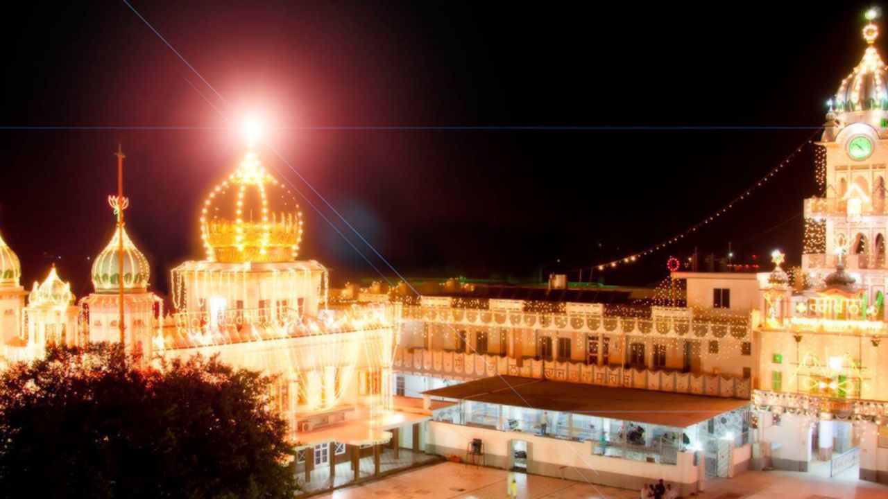 Raja Saheb Gurudwara: चढ़ावे में चढ़ता है हवाई जहाज, वजह जान रह जायेंगे हैरान