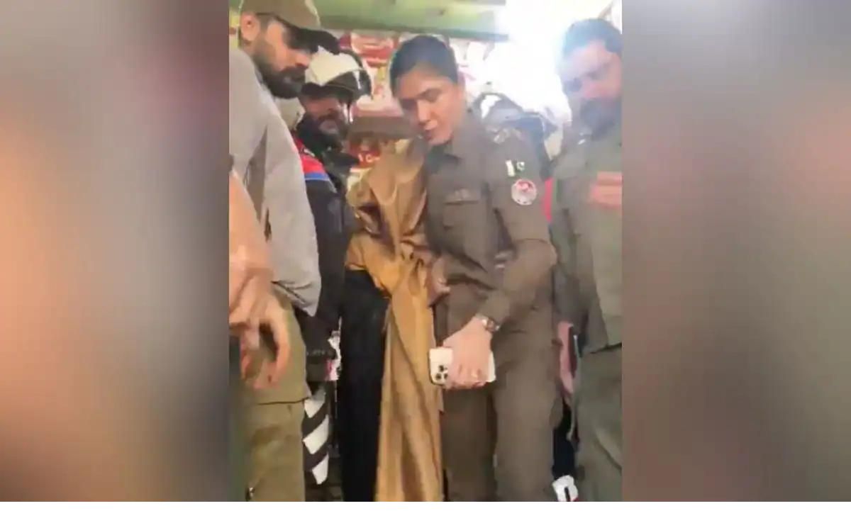 Pakistan Viral Police: पाकिस्तान की वायरल महिला पुलिसकर्मी 