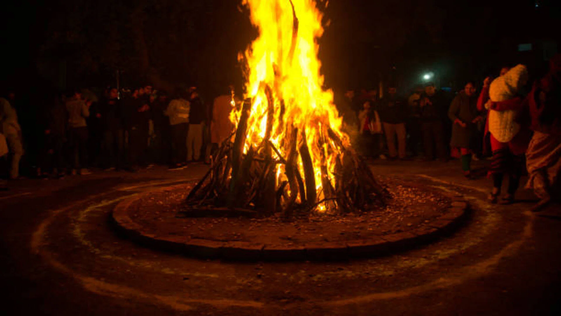 Holika Dahan 2024: होलिका की अग्नि में क्यों चढ़ाया जाता है कच्चा सूत? जानें क्या है महत्व