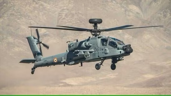 Apache Helicopter: वायुसेना का अपाचे हेलीकॉप्टर हवा में हुआ क्षतिग्रस्त, लद्दाख में कराया गया आपात लैंडिंग