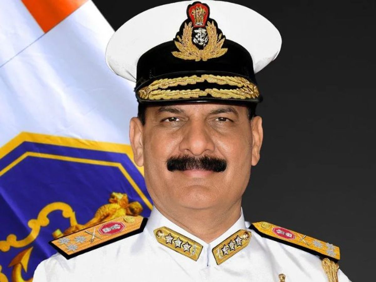 Indian Navy Chief: एडमिरल दिनेश त्रिपाठी ने नौसेना स्टाफ के नए प्रमुख के रूप में संभाला पदभार, नाम है कई उपल्बधियां-Indianews