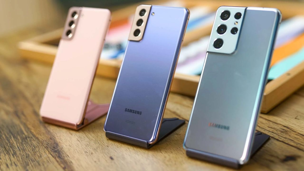 Samsung Galaxy S22: Samsung के इस प्रीमियम फोन का दाम हुआ आधा, लोगों में इसे खरीदने के लिए लगी होड़- Indianews