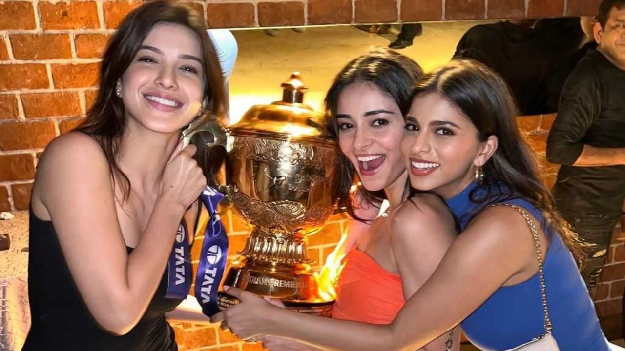 Ananya Panday-Suhana Khan-Shanaya Kapoor ने केकेआर की आईपीएल ट्रॉफी के साथ दिए पोज़, देखें फोटो -Indianews