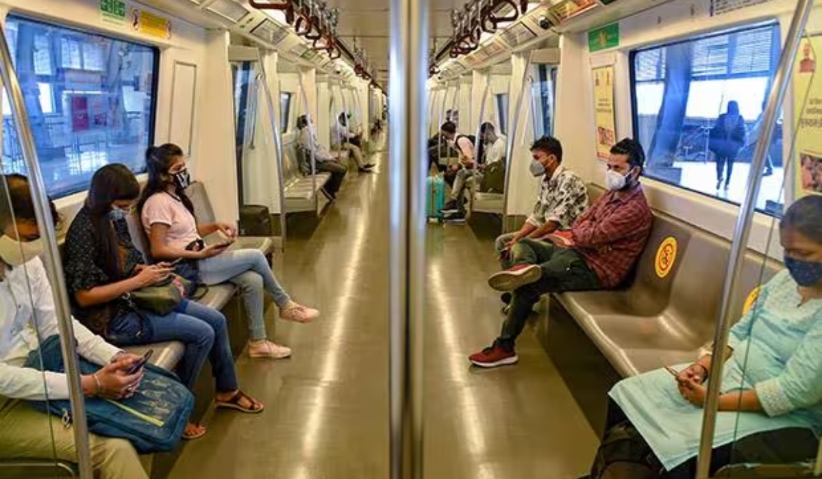 Delhi Metro: दिल्ली मेट्रो में फिर ऐसी हरकत करती नजर आई महिला, वीडियो वायरल-Indianews