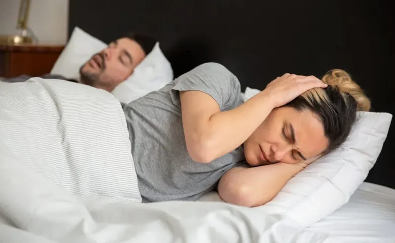 Sleep Divorce: बिगड़ते रिश्ते में क्या है स्लीप तलाक का रोल, जानें क्यों कपल्स अपना रहे ये ट्रेंड-Indianews