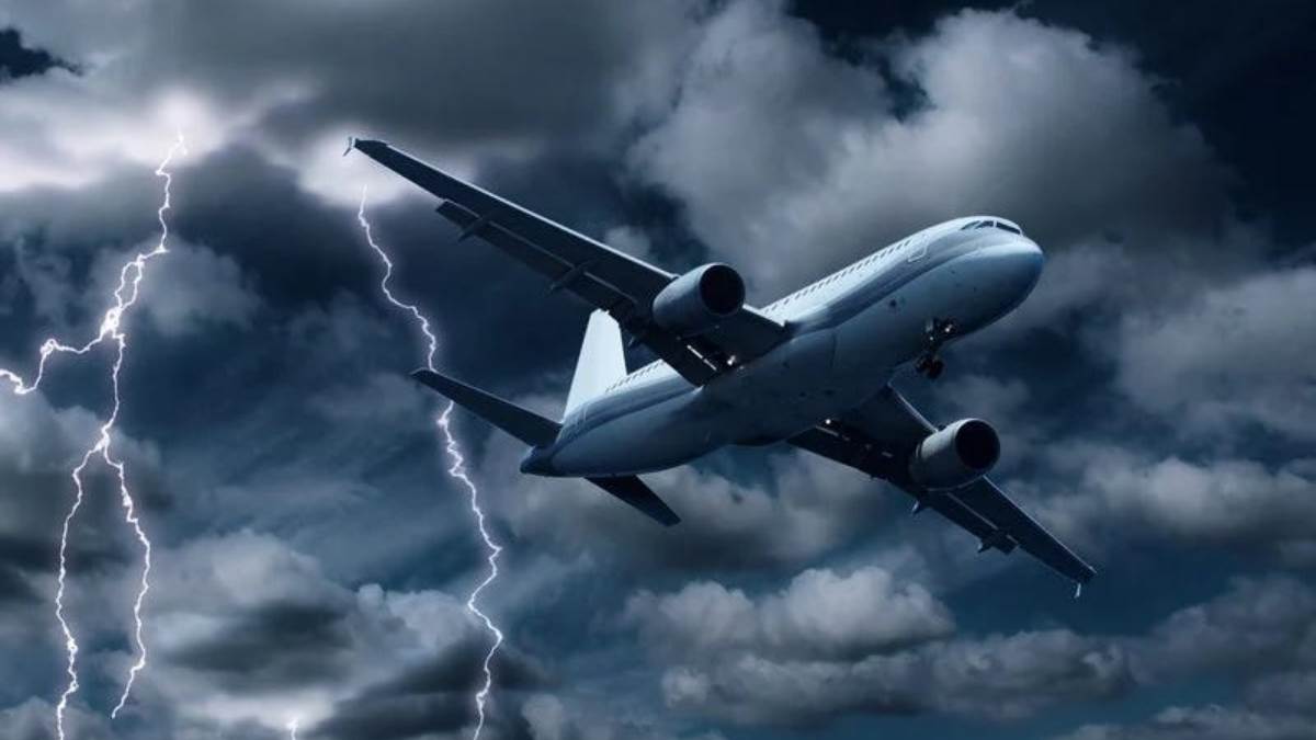 Turbulence In Flight: फ्लाइट में क्यों होता है टर्बुलेंस? जानें कैसे बन जाता है ये खतरनाक-Indianews