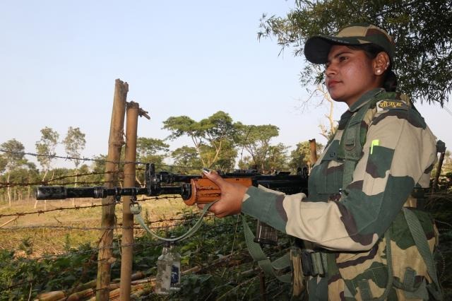 भीषण गर्मी और सांपों के बीच देखने लायक महिला बीएसएफ की बहादुरी, देखें किस तरह सुरक्षा कर रहीं महिला योद्धा