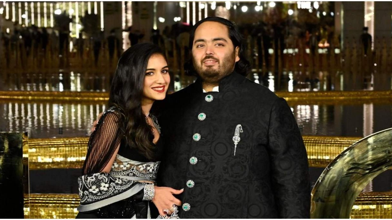 CM Eknath Shinde के घर शादी का कार्ड लेकर पहुंचे Anant Ambani, देखें वीडियो -IndiaNews