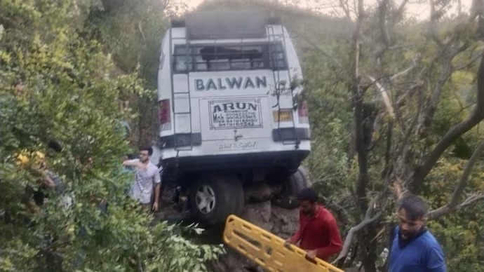 J&K: जम्मू-कश्मीर के रियासी में तीर्थयात्रियों को ले जा रही बस पर संदिग्ध आतंकवादियों ने की गोलीबारी 10 की मौत