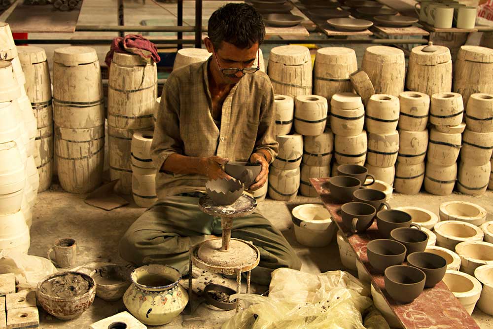 Pottery Industry: यूपी के खुर्जा में बनेगा सिरेमिक हाट, दुनिया भर में पहुंचेगी यूपी की पॉटरी