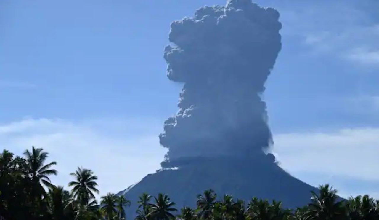 Philippines Volcano: फिलीपींस में फटा ज्वालामुखी, 5,000 मीटर ऊंचे निकले धुएं -India News