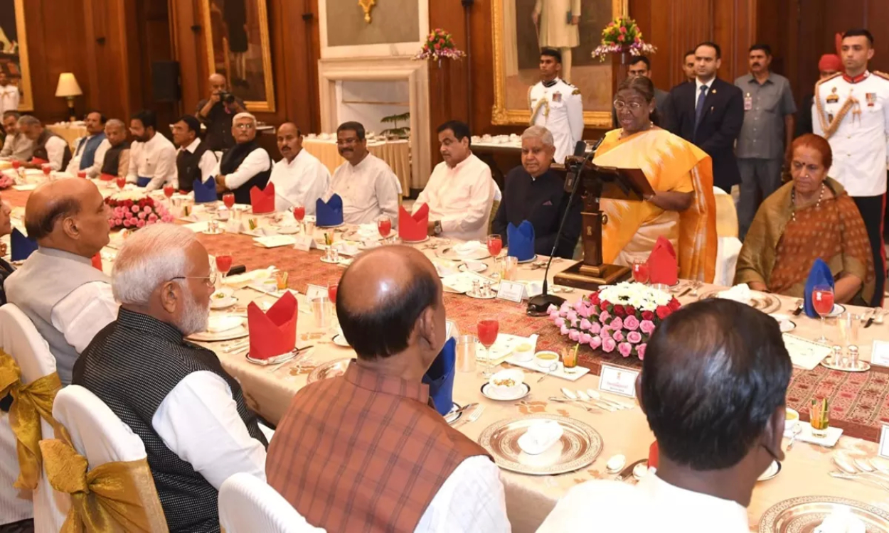 Rashtrapati Bhavan Dinner: NDA की जीत के बाद मोदी 2.0 कैबिनेट के लिए राष्ट्रपति भवन में रात्रिभोज का हुआ आयोजन, खाने को टेबल का ऐसा दिखा नजारा-Indianews