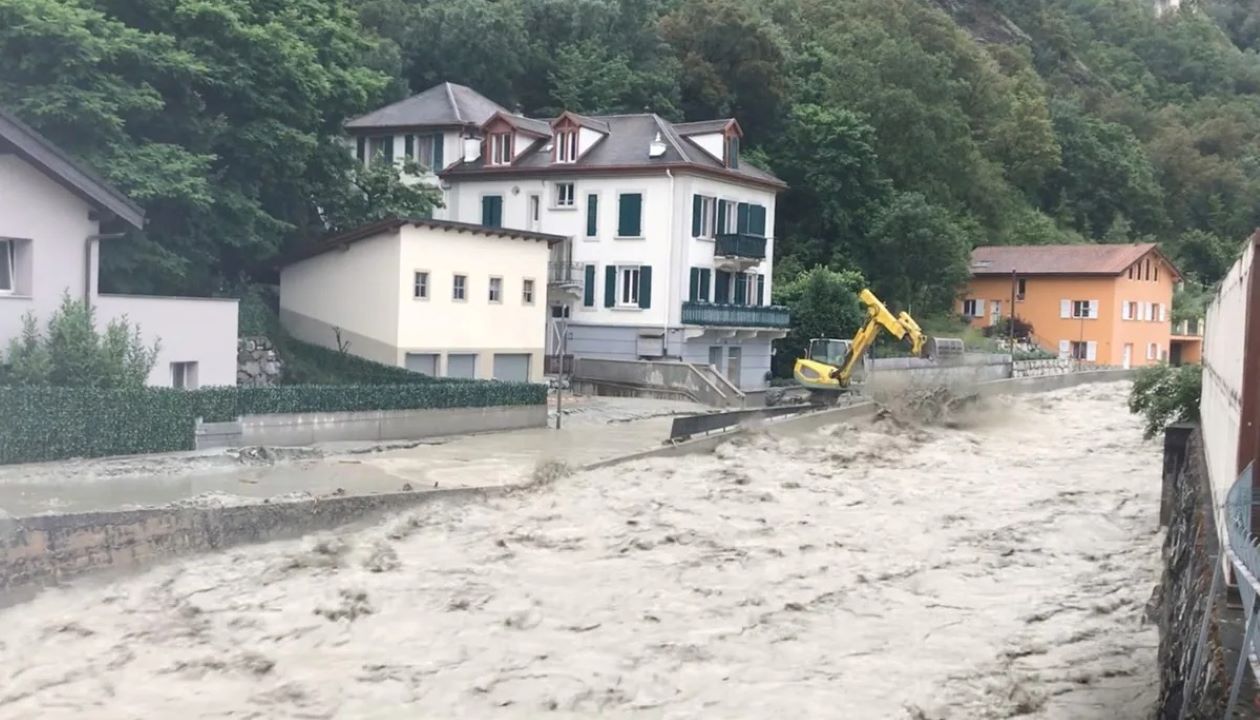 Switzerland Rain: स्विट्जरलैंड में भारी बारिश का कहर, बाढ़ और भूस्खलन में सैकड़ों लोग फंसे -IndiaNews