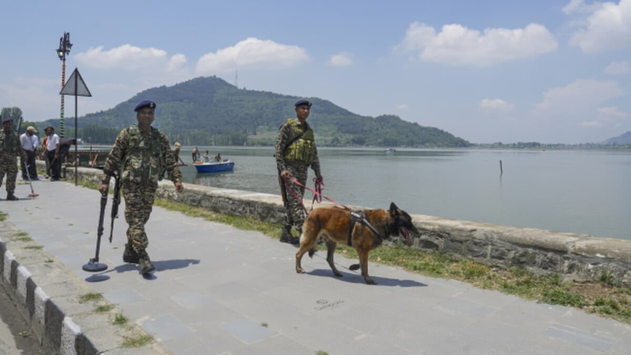 जम्मू-कश्मीर में आतंकियों से 'घातक हथियार' जब्त, पाकिस्तानी-चीन से गहरा कनेक्शन