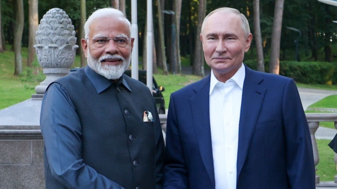 PM Modi-Putin: पीएम मोदी के साथ पुतिन ने इलेक्ट्रिक कार में किया सफर, वीडियो हुई वायरल