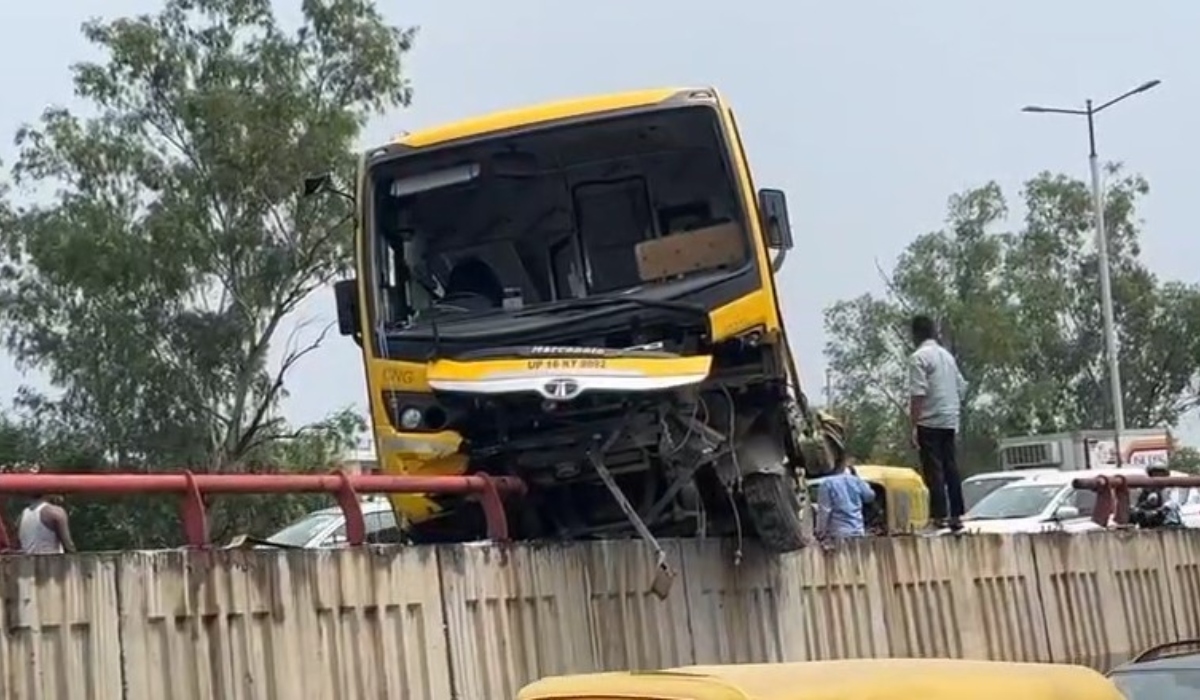 Noida: तेज रफ्तार आ रही स्कूल बस हुई अनियंत्रित, हादसा होने से बचे ड्रीइवर और बच्चे