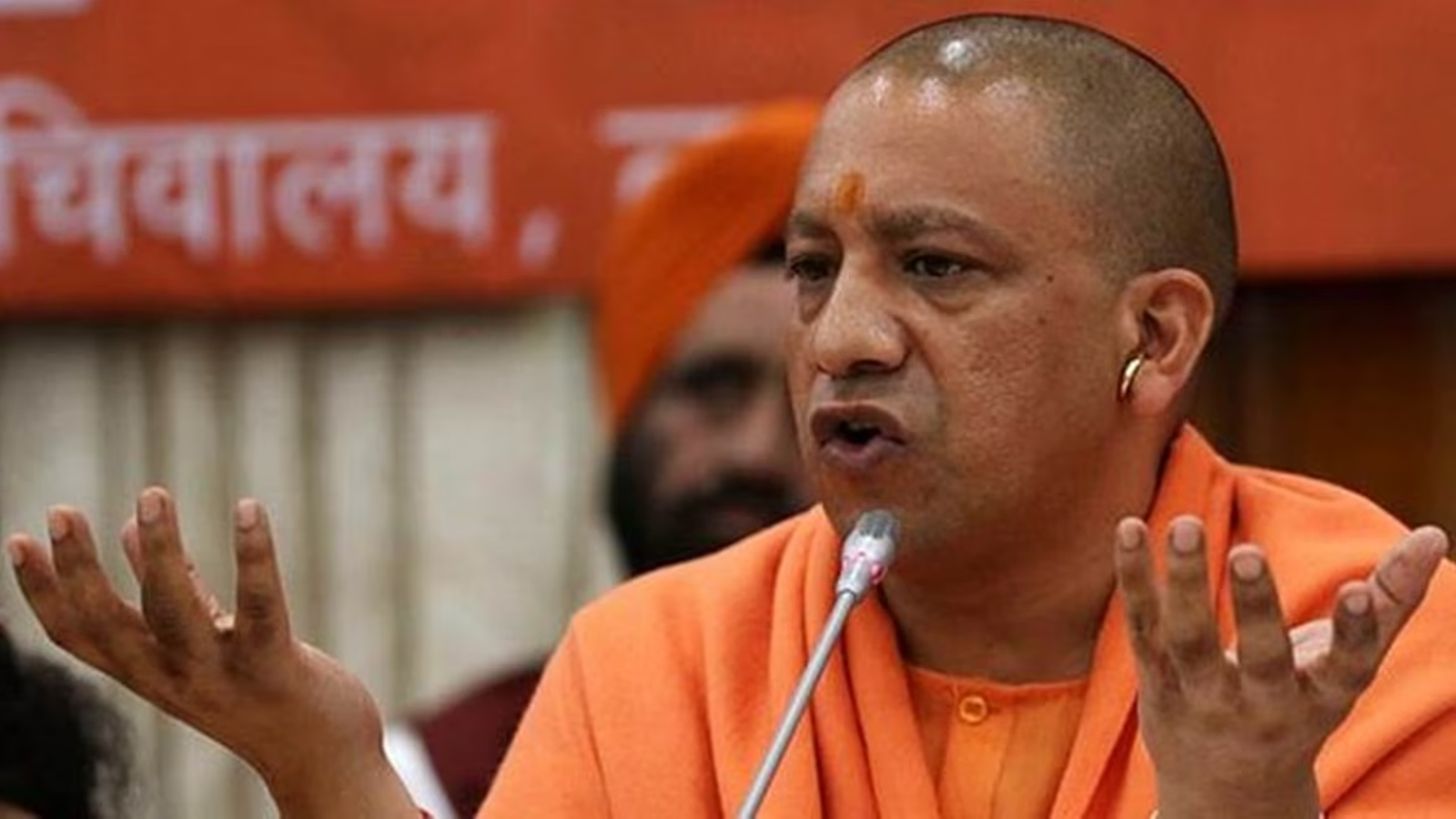 CM Yogi Adityanath के जनता दरबार के बाहर महिला ने खुद को लगाई आग, अखिलेश यादव बोले मतलब की सरकार