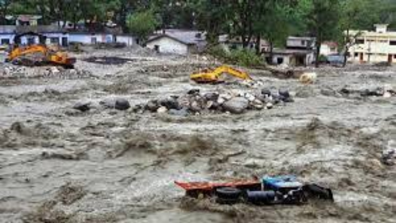 Uttarkashi Weather : धर्मनगरी उत्तरकाशी में बारिश की आफत! वरूणावत पर्वत से गिर रहे बोल्डर से दहशत में लोग