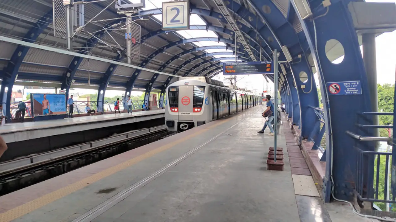 Delhi Metro: न लड़ाई न कोई झगड़ा.. मेट्रो में नहीं मिली सीट तो शख्स ने किया ऐसा काम, Video वायरल