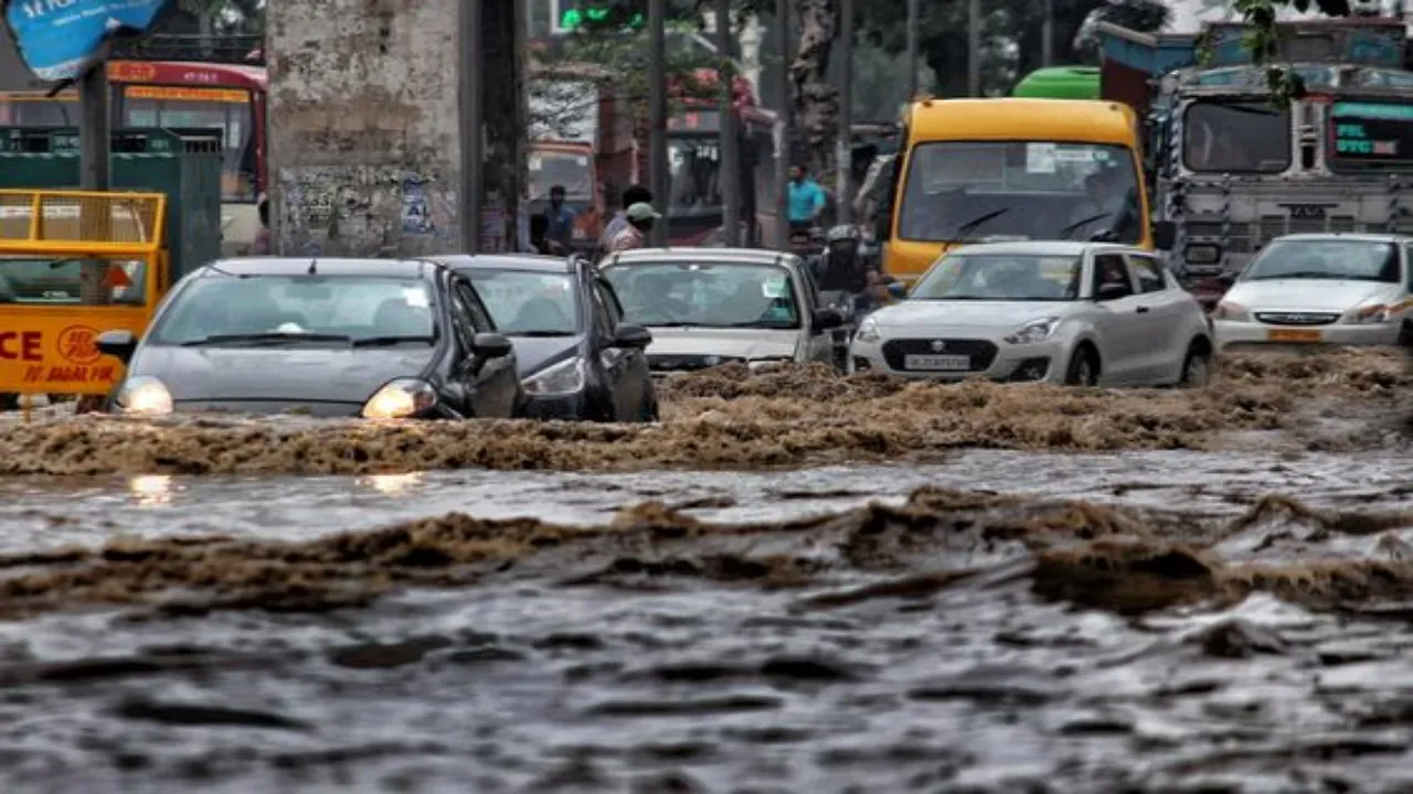 Delhi Traffic Advisory: हाल-बेहाल! दिल्ली-NCR में बारिश के कारण सड़कों पर लगा भारी जाम