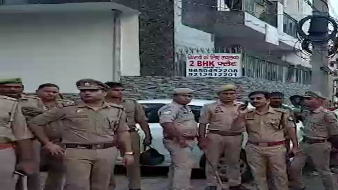 Ghaziabad News: नाबालिग के साथ दुषकर्म मामले में सड़कों पर लोगों ने दिखाया गुस्सा, पुलिस अलर्ट