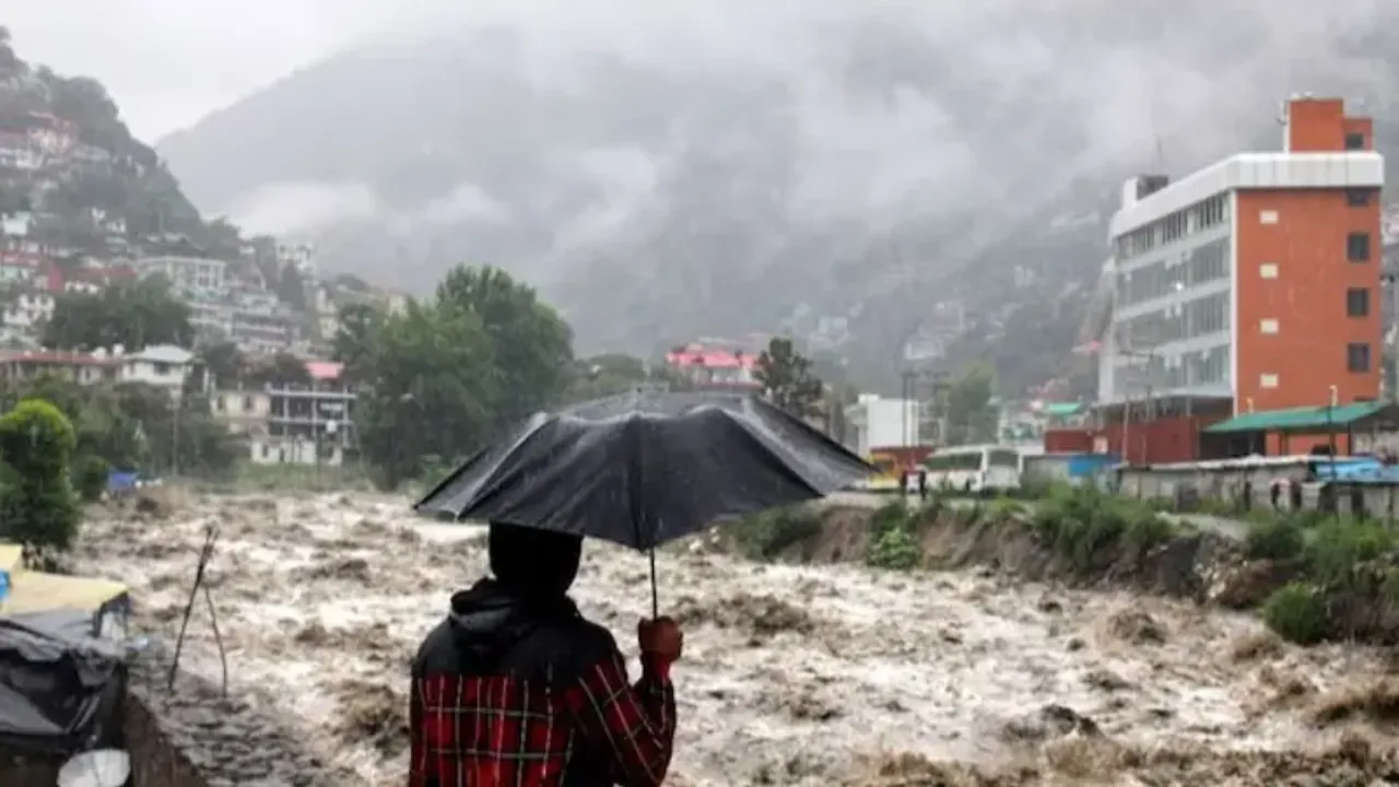 Himachal Weather News: भारी बारिश के बाद 126 सड़कें हुई बंद, अगले 2 दिन के लिए येलो अलर्ट जारी