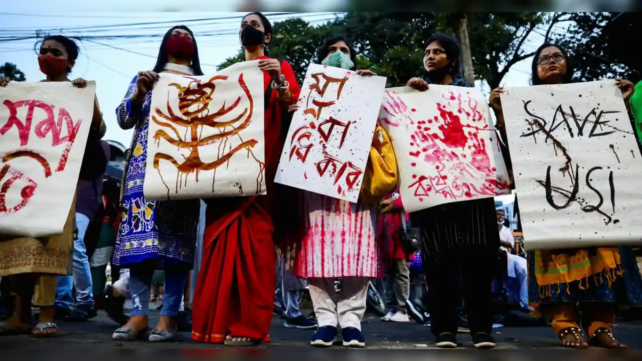 हिंदुओं के सामने झुकी Bangladesh की अंतरिम सरकार, मंदिरों में तोड़फोड़ पर दिया चौंकाने वाला बयान