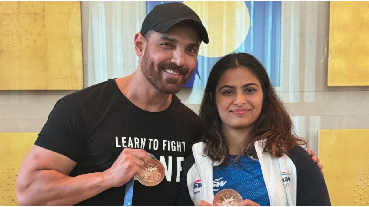 John Abraham ने दो ओलंपिक पदक विजेता Manu Bhaker से की मुलाकात, तस्वीर शेयर कर इस बात का किया खुलासा