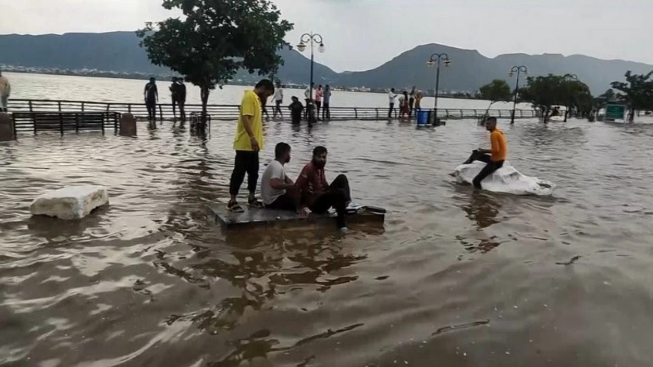 Ajmer Rain: अजमेर में भारी बारिश की वजह से अस्पताल और निचली बस्तियों में भरा पानी