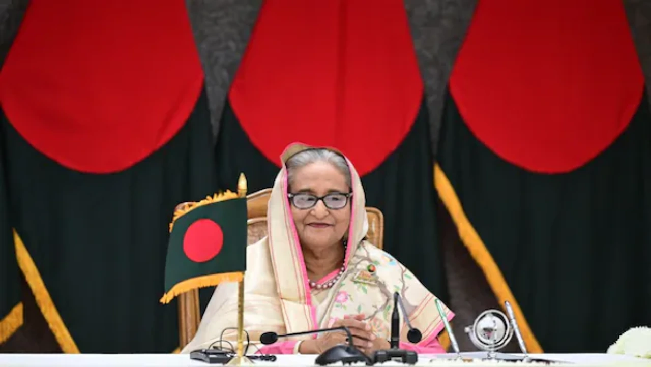 Bangladesh से भागते समय नहीं लिया कपड़ा, भारत में ऐसे रह रही हैं Sheikh Hasina