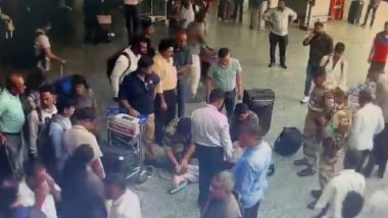 Delhi Airport: एयरपोर्ट पर यात्री को पड़ा दिल का दौरा, CISF जवानों ने बचाई जान