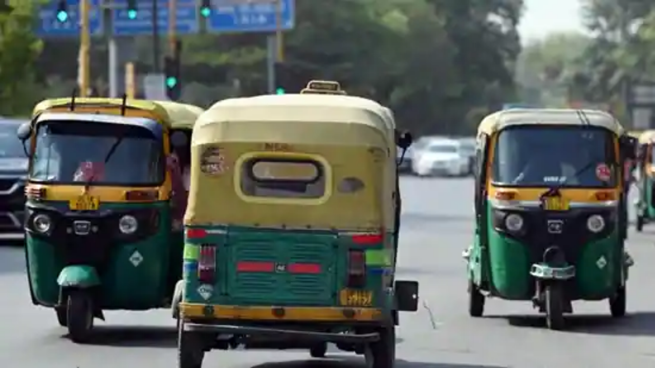 Auto-Taxi Strike: दिल्ली में ऑटो-टैक्सी हड़ताल ने यात्रियों को किया परेशान, चालक मांग रहे है मनमाना किराया