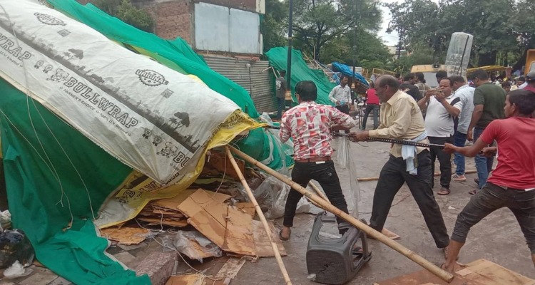 Ujjain News: महाकाल मंदिर की दीवार गिरने से जागा निगम अमला, आसपास का हटाया अतिक्रमण