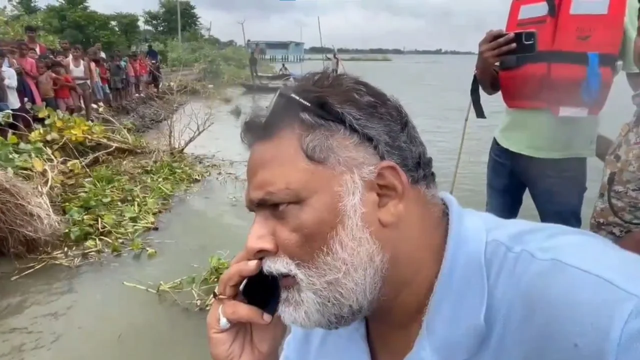 Bihar Floods: '4 दिन से बीवी के साथ सोए थे क्या…', जब सांसद पप्पू यादव ने JE से भयंकर गुस्से में पूछा ऐसा सवाल?