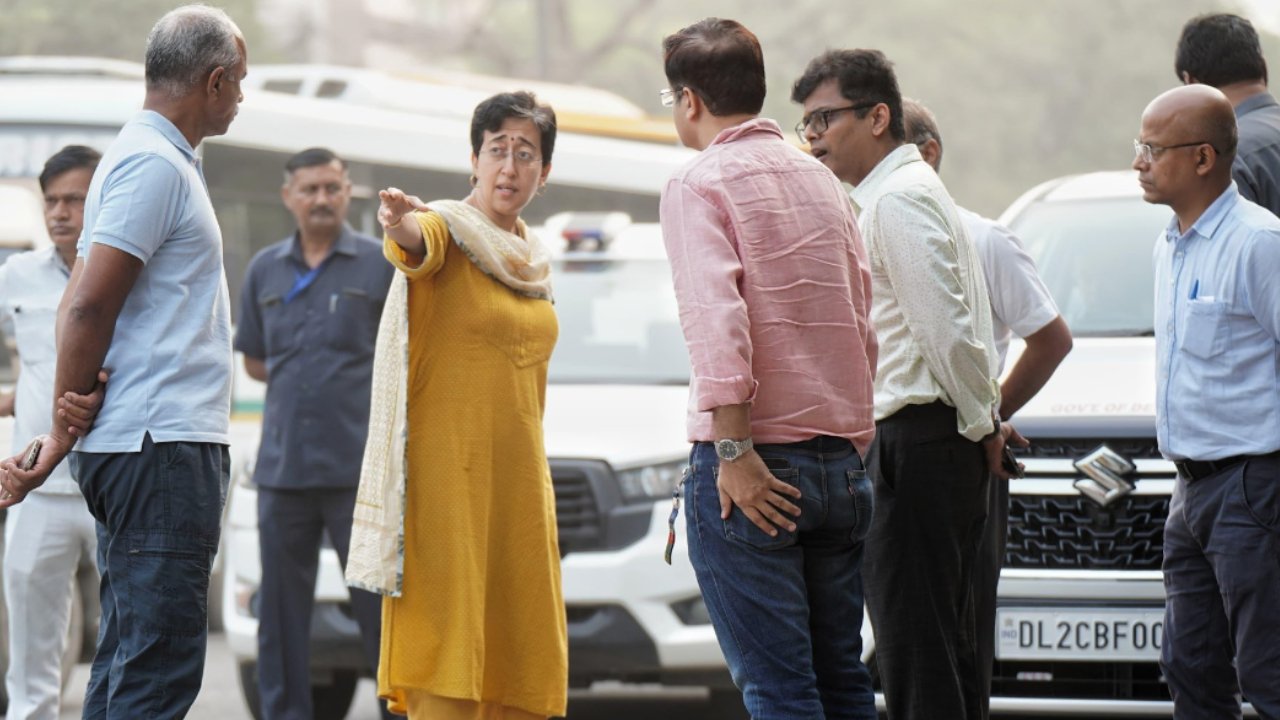 Delhi CM Atishi: दिल्ली को मिलेगा तोहफा, दीपावली तक गड्ढामुक्त होंगी सड़कों, CM आतिशी का बड़ा ऐलान