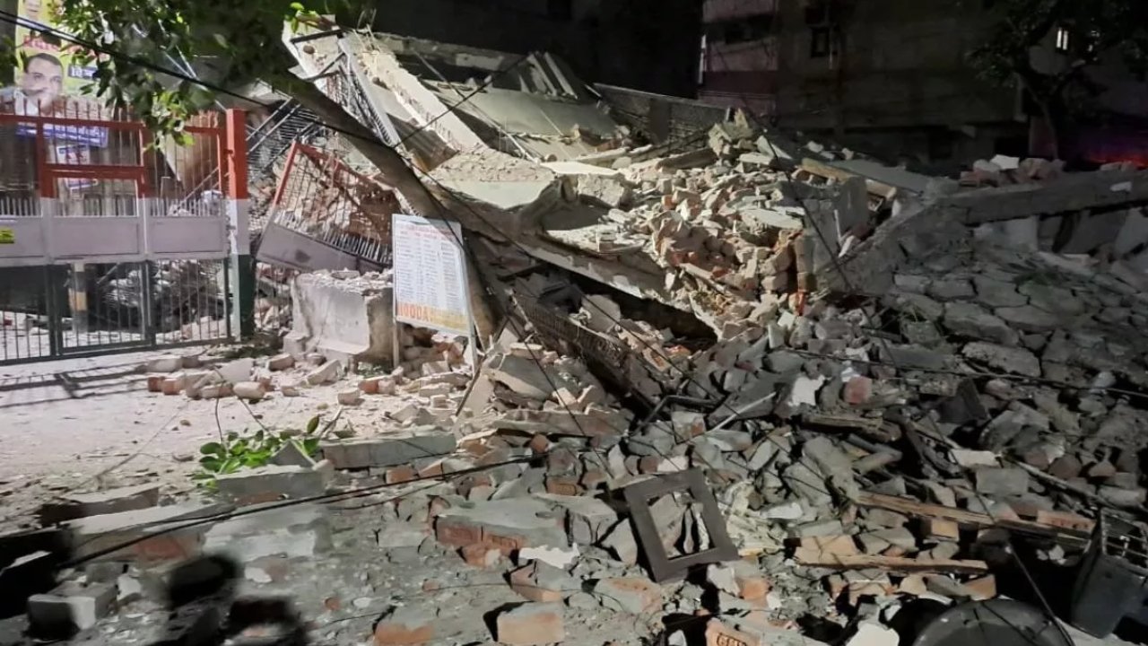 Delhi Rohini Building Collapsed: दिल्ली के रोहिणी में छत गिरने से दो मजदूरों की गई जान, 4 घायल