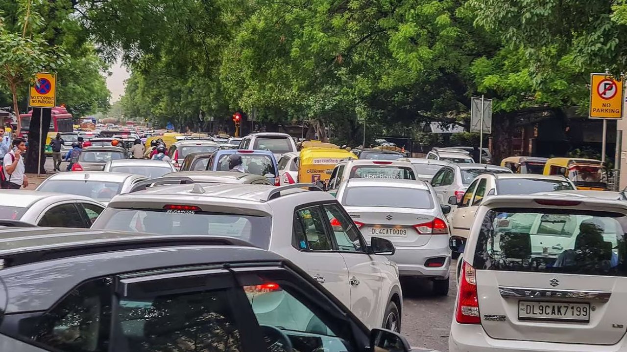 Delhi Traffic Advisory: सरिता विहार फ्लाईओवर का हाफ कैरिजवे कल से बंद, यात्रियों को हो सकती है परेशानी