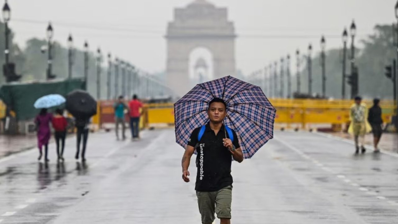 Delhi Weather Forecast: अक्टूबर में गर्मी से बेहाल दिल्ली, तापमान छू सकता है 37 डिग्री