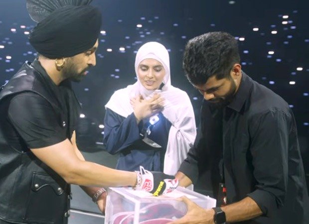 पाकिस्तानी फैन ने Diljit Dosanjh को दिया ये गिफ्ट, कॉन्सर्ट के दौरान सिंगर बोले- ‘राजनेताओं ने सीमाएं खींच दी और…’, देखें वीडियो