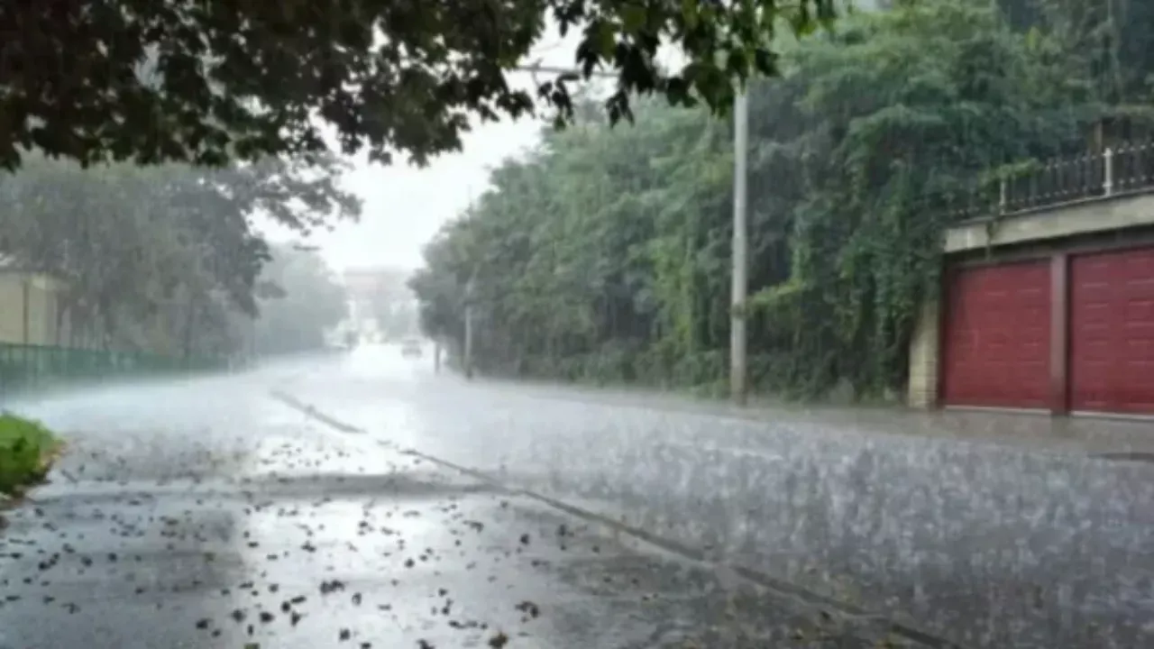 Weather Today: बारिश की बौछार या फिर चिपचिपी गर्मी? जानें कैसा होगा आज का मौसम