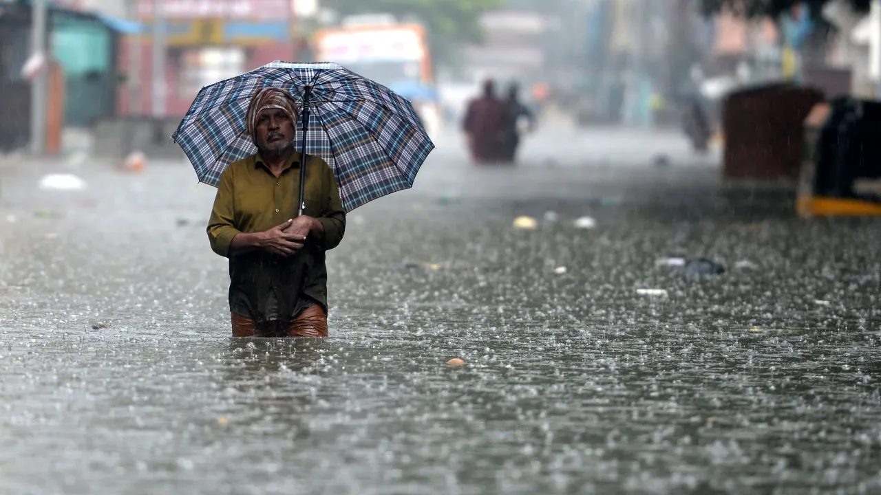 UP Rain: UP में बारिश बनी काल! पिछले 24 घंटों में 8 लोगों की मौत, कई मकान का हुआ ये हाल