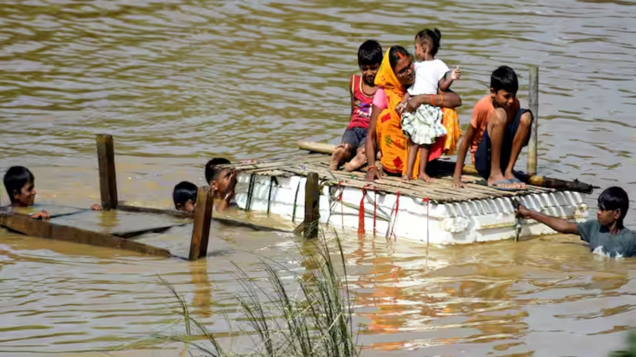 Bihar Flood: नेपाल की बारिश बढ़ा रही बिहार के लिए खतरा! हजारों परिवार का जीवन हुआ अस्त-व्यस्त